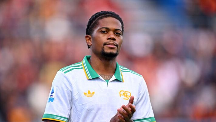 SASSUOLO, ITALY - OCTOBER 26: Leon Bailey of AS Roma applauds the fans during the Serie A match between US Sassuolo Calcio and AS Roma at Mapei Stadium Citta del Tricolore on October 26, 2025 in Sassuolo, Italy. (Photo by Alessandro Sabattini/Getty Images) Roma-Torino, le formazioni ufficiali: la scelta su Bailey, Koné, Zapata, Dybala, Vlasic e Soulé - immagine 1