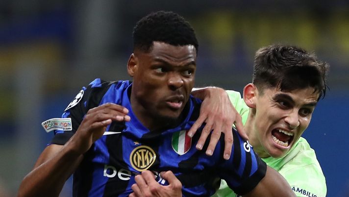 MILAN, ITALY - MAY 06: Denzel Dumfries of FC Internazionale battles for possession with Gerard Martin of FC Barcelona during the UEFA Champions League 2024/25 Semi Final First Leg match between FC Internazionale Milano and FC Barcelona at Giuseppe Meazza Stadium on May 06, 2025 in Milan, Italy. (Photo by Marco Luzzani/Getty Images) Gerard Martin: “Dumfries, era fallo! Ho rivisto tutto perché ho sentito qualcosa e vi dico…” - immagine 1