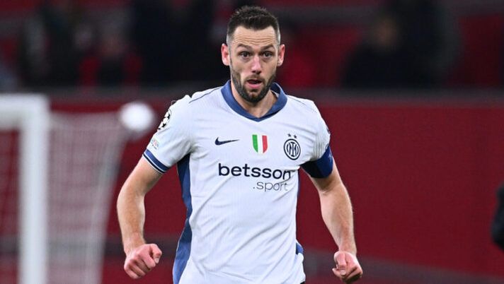 LEVERKUSEN, GERMANY - DECEMBER 10: Stefan De Vrij of FC Internazionale controls the ball during the UEFA Champions League 2024/25 League Phase MD6 match between Bayer 04 Leverkusen and FC Internazionale Milano at BayArena on December 10, 2024 in Leverkusen, Germany. (Photo by Mattia Ozbot - Inter/Inter via Getty Images) De Vrij: “Non meritavamo lo scudetto ma potevamo fare di più. Ora daremo tutto in finale” - immagine 1