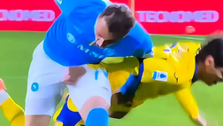 Napoli-Verona, Bradaric che combini? Fallo antisportivo a luci rosse su Lang! VIDEO