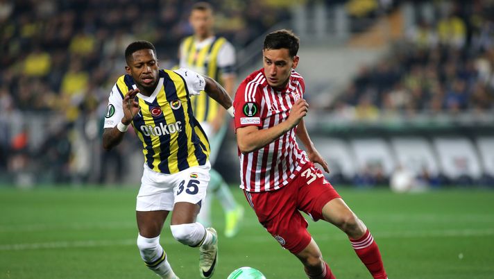 ISTANBUL, TURKEY - APRIL 18: Santiago Hezze of Olympiakos runs with the ball whilst under pressure from Fred of Fenerbahce during the UEFA Europa Conference League 2023/24 Quarter-final second leg match between Fenerbahçe and Olympiacos FC at on April 18, 2024 in Istanbul, Turkey. (Photo by Ahmad Mora/Getty Images) (Photo by Ahmad Mora/Getty Images) Hezze, “questione di famiglia”: lo zio ex Fiorentina e l’incrocio con Batistuta - immagine 1