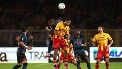 Camarda sbaglia il rigore, poco dopo segna Anguissa: il Napoli vince a Lecce e allunga