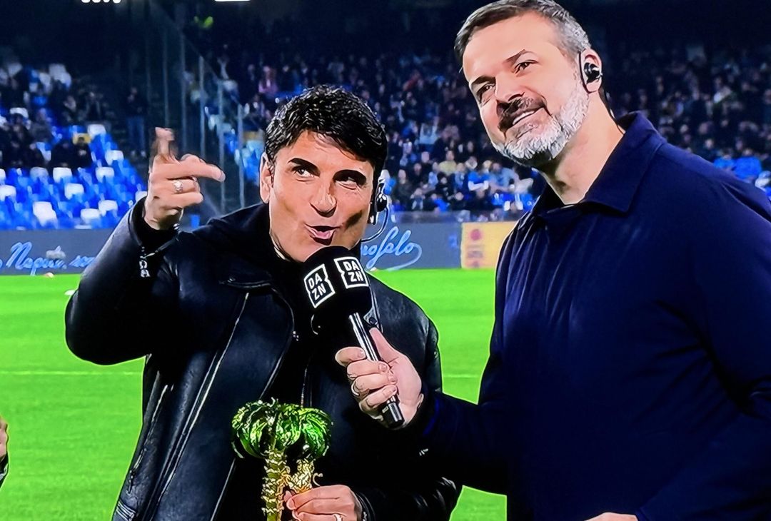 Sal Da Vinci mostra il premio del Festival di Sanremo al Maradona GALLERY - immagine 3