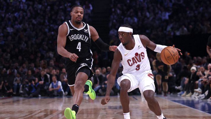 PARIS, FRANCE - JANUARY 11: Dennis Smith Jr of Brooklyn Nets battles for the ball with Caris LeVert of Cleveland Cavaliers during the NBA match between Brooklyn Nets and Cleveland Cavaliers at The Accor Arena on January 11, 2024 in Paris, France. (Photo by Dean Mouhtaropoulos/Getty Images) Dove vedere Cavs-Warriors in diretta TV: streaming gratis NBA e quintetti - immagine 1
