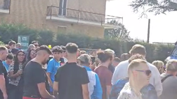 Tifosi del Napoli in fermento: quanto entusiasmo all’esterno dell’hotel degli azzurri