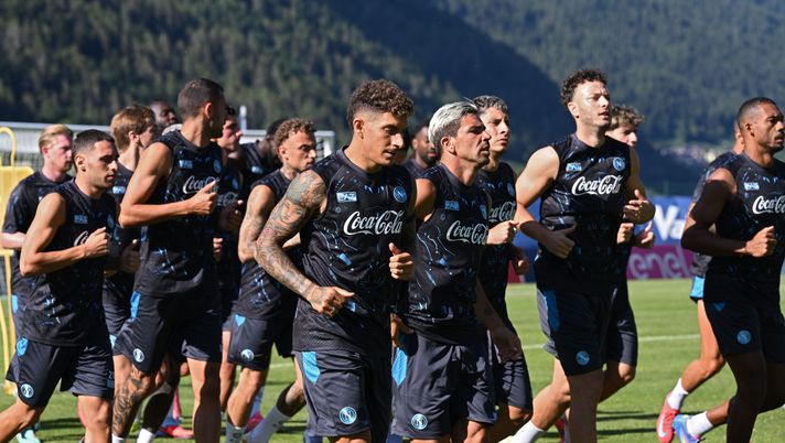 DIMARO, ITALY - JULY 18: Giovanni Di Lorenzo of Napoli jogs with teammates during a Napoli training session on July 18, 2025 in Dimaro, Italy. (Photo by SSC NAPOLI/SSC NAPOLI via Getty Images) conte napoli