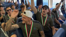 Gli azzurri arrivano a Mergellina intonando “I campioni dell’Italia siamo noi”
