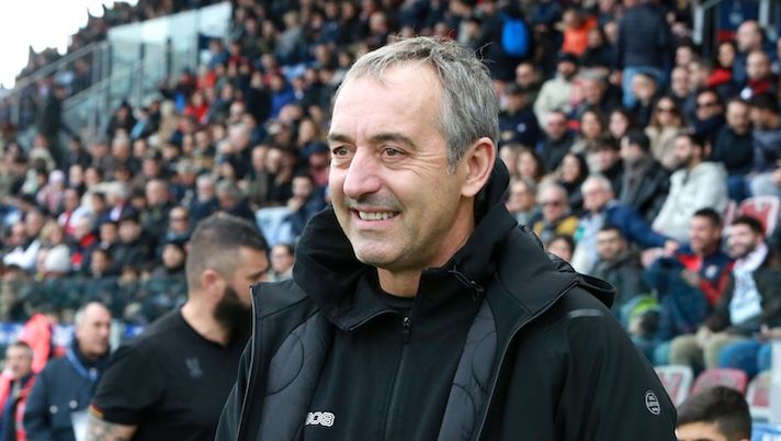 CAGLIARI, ITALY - JANUARY 19: Lecce's coach Marco Giampaolo looks on during the Serie A match between Cagliari and Lecce at Sardegna Arena on January 19, 2025 in Cagliari, Italy. (Photo by Enrico Locci/Getty Images) Gazzetta: “Il Lecce non partirà per Bergamo, niente allenamenti e polemica dei tifosi” - immagine 1