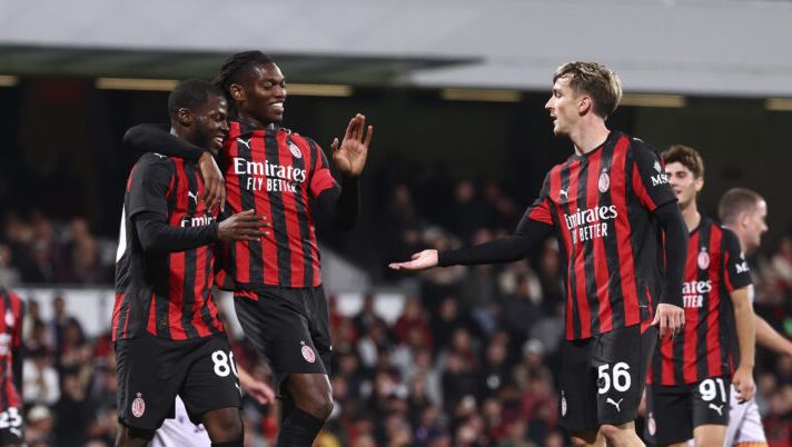 PERTH, AUSTRALIA - JULY 31: Yunus Musah of AC Milan celebrates with Rafael Leao and Alexis Saelemaekers after scoring the his goal during the match between Perth Glory and AC Milan at HBF Park on July 31, 2025 in Perth, Australia. (Photo by Giuseppe Cottini/AC Milan via Getty Images) Milan, quanti segnali nel 9-0 al Perth: da Leao e Okafor a Estupinan e Ricci! Pulisic ai box - immagine 1