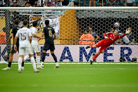 MIAMI GARDENS, FLORIDA - 1 LUGLIO: Michele Di Gregorio della Juventus in azione durante la partita degli ottavi di finale della Coppa del Mondo per Club FIFA 2025 tra Real Madrid CF e Juventus Torino all'Hard Rock Stadium il 1 luglio 2025 a Miami Gardens, Florida. (Foto di Daniele Badolato - Juventus FC/Juventus FC tramite Getty Images) Courtois Mondiale per Club