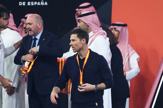JEDDAH, ARABIA SAUDITA - 11 GENNAIO: Xabi Alonso, allenatore del Real Madrid, cammina con la medaglia di secondo classificato al collo dopo la sconfitta della sua squadra nella finale di Supercoppa spagnola tra FC Barcelona e Real Madrid allo stadio King Abdullah Sports City Hall l'11 gennaio 2026 a Jeddah, Arabia Saudita. (Foto di Yasser Bakhsh/Getty Images) Allenatori spagnoli al Real Madrid, la maledizione continua: cosa non è andato con Xabi Alonso- immagine 3