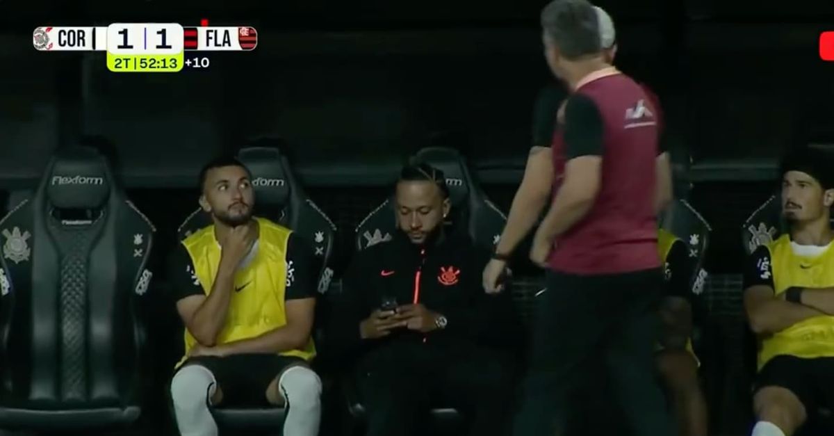 Depay usa il cellulare in panchina e poi si difende: “Ci tengo a precisare che stavo…”