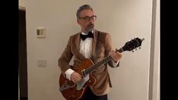VIDEO / Sanremo, Brunori Sas strimpella in camera. Stasera torna sul palco