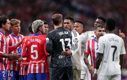 Jan Oblak e Jude Bellingham discutono (Photo by Gonzalo Arroyo Moreno/Getty Images) Calendario de LaLiga 2025/2026, quando si giocano derby e rivalità principali?- immagine 5
