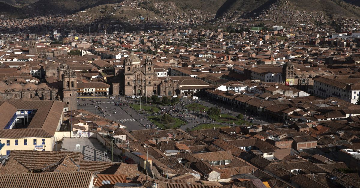 Incredibile in Perù: tifoso prova ad aggredire l'arbitro, che lo atterra con un calcio