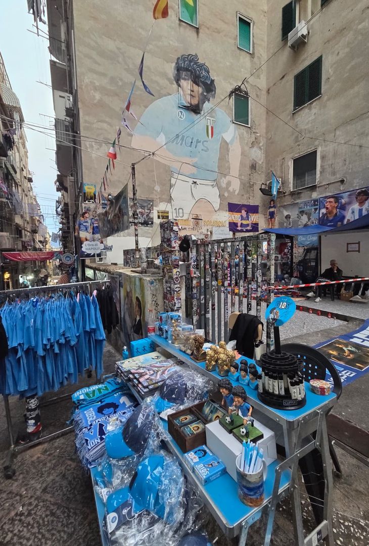 A Largo Maradona si celebra il 65° compleanno di Diego: i preparativi GALLERY - immagine 7