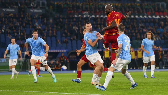ROME, ITALY - NOVEMBER 12: Romelu Lukaku of AS Roma heads the ball under pressure from Patric of SS Lazio during the Serie A TIM match between SS Lazio and AS Roma at Stadio Olimpico on November 12, 2023 in Rome, Italy. (Photo by Paolo Bruno/Getty Images) Lazio-Roma, ululati razzisti della Curva Nord verso Lukaku e Ndicka - immagine 1