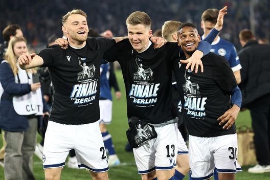 I giocatori dell'Arminia Bielefeld festeggiano la qualificazione in finale di Coppa di Germania (Foto di Christof Koepsel/Getty Images) Arminia