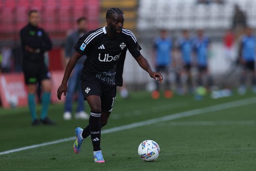 MONZA, ITALIA - 5 APRILE: Jonathan Ikone del Como 1907 corre con la palla durante la partita di Serie A tra Monza e Como allo stadio U-Power il 5 aprile 2025 a Monza, Italia. (Foto di Francesco Scaccianoce/Getty Images)