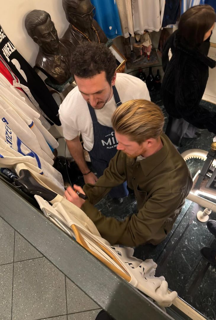 De Bruyne, serata di relax da Mimì alla Ferrovia: sorrisi e autografi – LA GALLERY - immagine 5