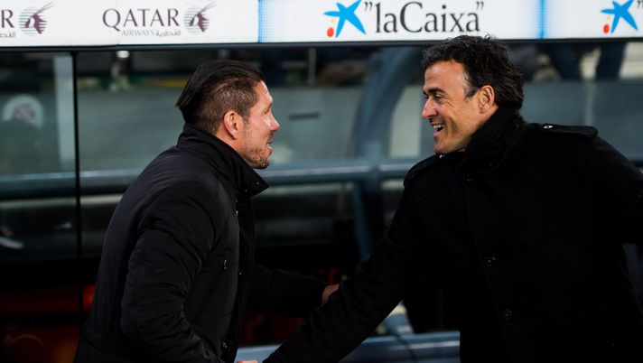 BARCELLONA, SPAGNA - 21 GENNAIO: L'allenatore Diego Pablo Simeone (a sinistra) del Club Atletico de Madrid stringe la mano all'allenatore Luis Enrique Martinez dell'FC Barcelona durante la partita di andata dei quarti di finale di Copa del Rey tra FC Barcelona e Club Atletico de Madrid al Camp Nou il 21 gennaio 2015 a Barcellona, Spagna. (Foto di Alex Caparros/Getty Images) PSG e Atletico Madrid, filosofie mondiali! Il calcio verticale e offensivo contro il “cholismo” - immagine 1