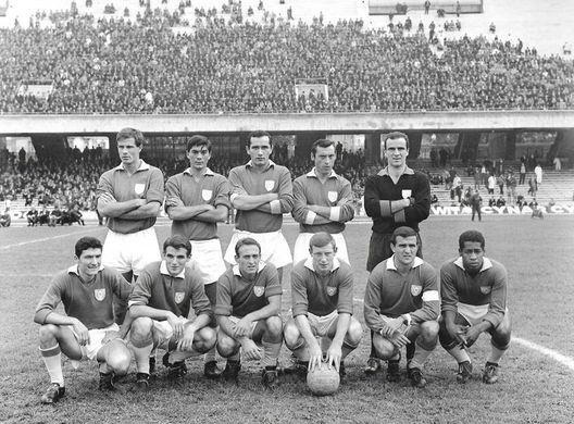 Undici (dei ventuno) calciatori che componevano la rosa dell'Associazione Calcio Napoli nella stagione 1963/64