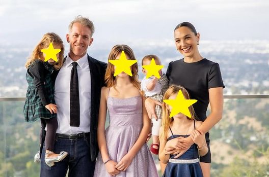 Gal Gadot e la sua famiglia in un post su Instagram Gal Gadot: “Incinta di otto mesi e operata per un coagulo al cervello. Volevo solo vivere”- immagine 3