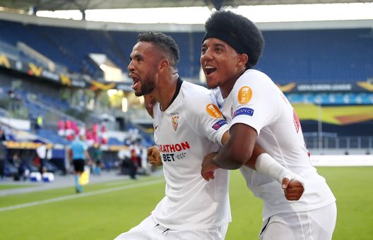 DUISBURG, GERMANY - AUGUST 06: Youssef En-Nesyri of Sevilla celebrates with Jules Kounde after he scores his sides second goal during the UEFA Europa League round of 16 single-leg match between Sevilla FC and AS Roma at MSV Arena on August 06, 2020 in Duisburg, Germany. (Photo by Wolfgang Rattay/Pool via Getty Images) Manchester City-Siviglia 1-1: ai rigori Guardiola vince la Supercoppa Europea- immagine 2