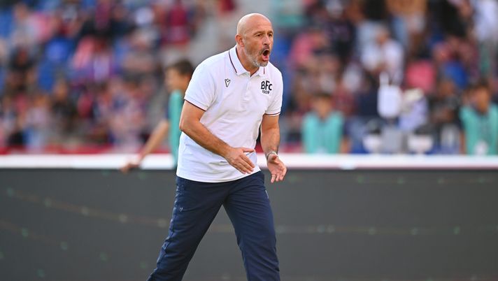 BOLOGNA, ITALY - AUGUST 30: Vincenzo Italiano, Head Coach of Bologna, reacts prior to the Serie A match between Bologna FC 1909 and Como 1907 at Renato Dall'Ara Stadium on August 30, 2025 in Bologna, Italy. (Photo by Alessandro Sabattini/Getty Images) Italiano: “Ho ritrovato il Bologna. Lucumi? Crescerà ancora”- immagine 1