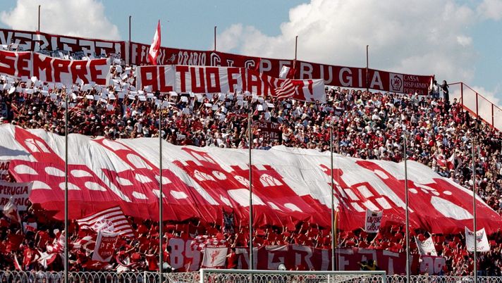 23 May 1999: Perugia fans show their support during the Serie A match between Perugia and AC Milan at the Stadio Renato Curi in Perugia, Italy. The match finished in a 1-2 victory for AC Milan and they clinched the Championship title. Mandatory Credit: Allsport UK /Allsport Emergenza in volo da Buenos Aires: il medico del Perugia salva il pilota - immagine 1