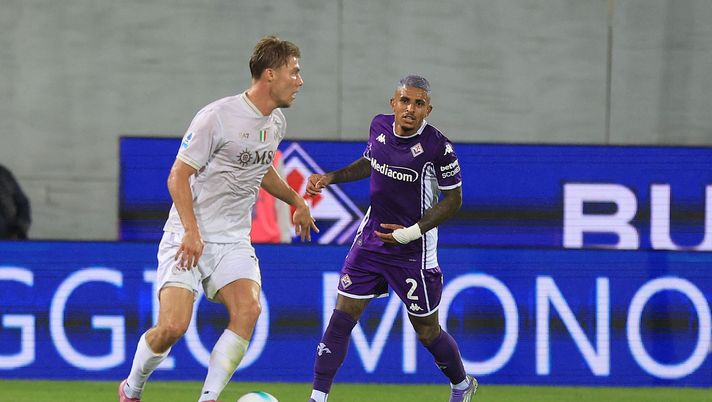 FLORENCE, ITALY - SEPTEMBER 13: Rasmus Hojlund of SSC Napoli in action during the Serie A match between ACF Fiorentina and SSC Napoli at Artemio Franchi on September 13, 2025 in Florence, Italy. (Photo by Gabriele Maltinti/Getty Images) Hojlund subito a suo agio, debutto con gol da centravanti vero: i voti dei quotidiani - immagine 1