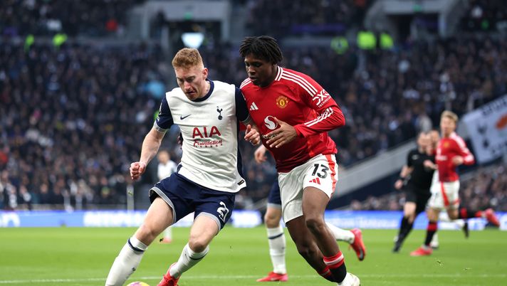 LONDON, ENGLAND - FEBRUARY 16: Dejan Kulusevski of Tottenham Hotspur and Patrick Dorgu of Manchester United compete for the ball during the Premier League match between Tottenham Hotspur FC and Manchester United FC at Tottenham Hotspur Stadium on February 16, 2025 in London, England. (Photo by Alex Pantling/Getty Images) Tottenham-Manchester United in diretta tv e streaming: dove vedere la finale di Europa League - immagine 1