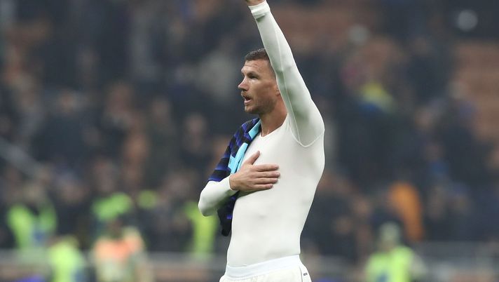 MILAN, ITALY - OCTOBER 29: Edin Dzeko of ACF Fiorentina salutes the FC Internazionale fans at the end of the Serie A match between FC Internazionale and ACF Fiorentina at Giuseppe Meazza Stadium on October 29, 2025 in Milan, Italy. (Photo by Marco Luzzani/Getty Images) La gratitudine dell’Inter per Dzeko: “Una volta Interista, sempre Interista” - immagine 1