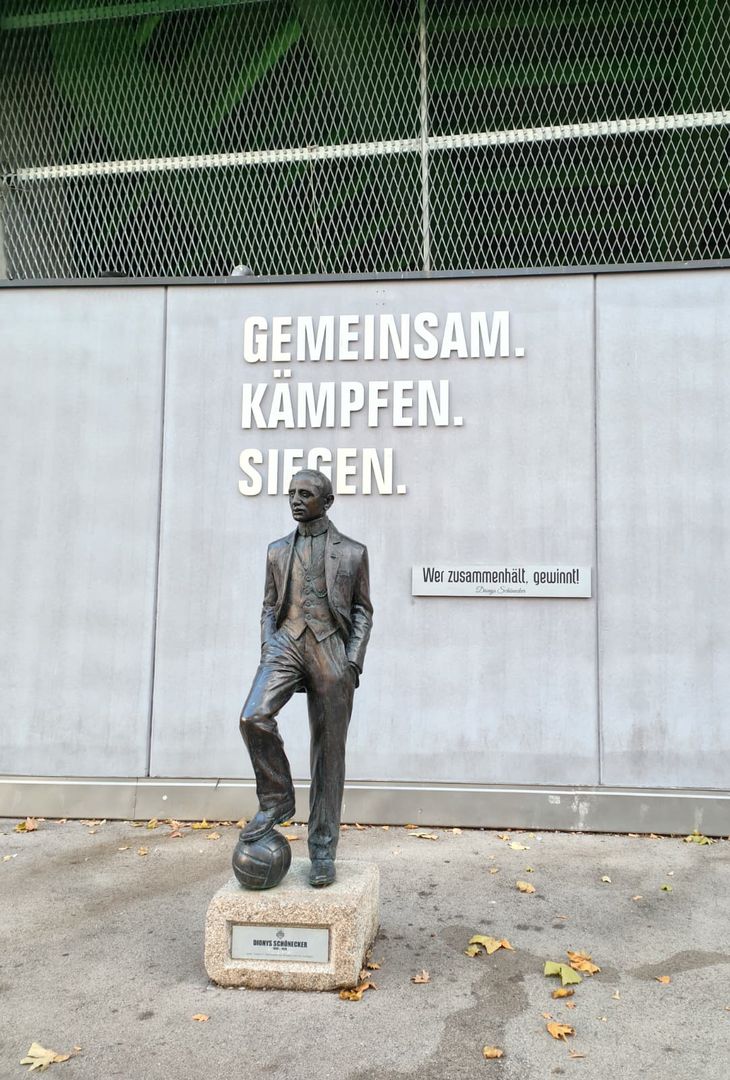 FOTO VN – Prime immagini da Vienna: spunta anche un adesivo “Viola m***a” - immagine 11