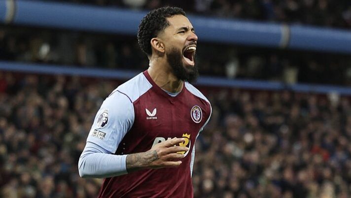 BIRMINGHAM, ENGLAND - DECEMBER 30: Douglas Luiz of Aston Villa celebrates after scoring their team's third goal from the penalty-spot during the Premier League match between Aston Villa and Burnley FC at Villa Park on December 30, 2023 in Birmingham, England. (Photo by Richard Heathcote/Getty Images) INFO SOS – Douglas Luiz ha l’accordo con la Juve! Cosa manca per chiudere lo scambio - immagine 1