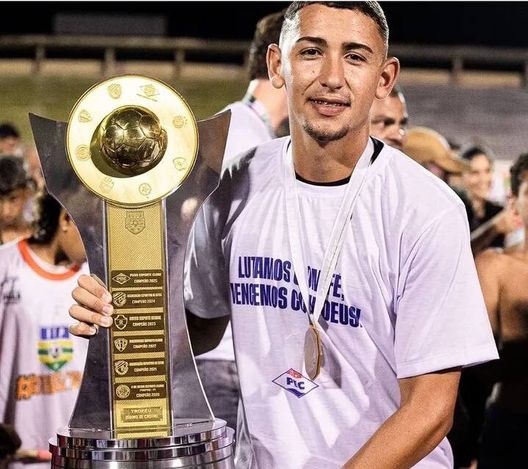 Antony Ylano festeggia la vittoria del campionato. Foto da profilo instgram di Ylano.