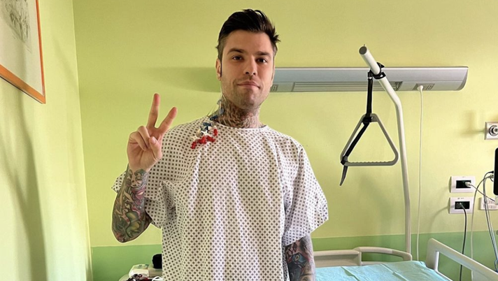 Fedez salta la serata, arriva l’annuncio: “Soccorso da un’ambulanza in aeroporto” - immagine 1