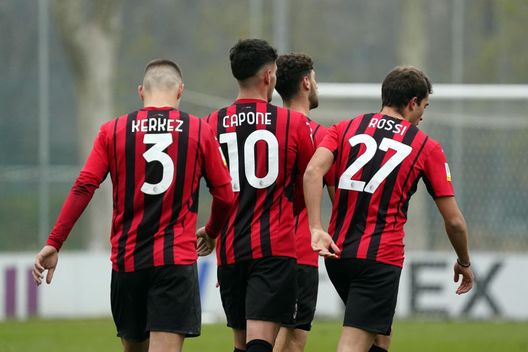 MILAN, ITALY - DECEMBER 04: (L-R) Milos Kerkez, Andrea Capone e Leonardo Rossi of AC Milan celebrates during the match between AC Milan U19 and Spal U19 at Centro Sportivo Vismara on December 04, 2021 in Milan, Italy. (Photo by Pier Marco Tacca/AC Milan via Getty Images) Kerkez pre Milan-Liverpool: “Ho bei ricordi ma darò tutto; sarà una gara divertente”- immagine 3