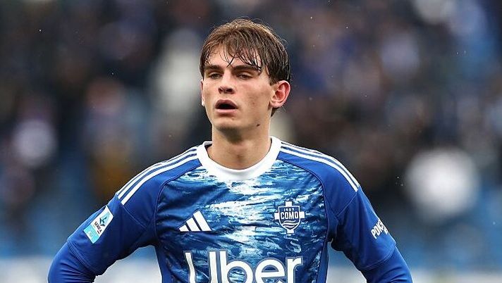 COMO, ITALY - FEBRUARY 14: Nico Paz of Como 1907 looks on during the Serie A match between Como 1907 and ACF Fiorentina at Giuseppe Sinigaglia Stadium on February 14, 2026 in Como, Italy. (Photo by Marco Luzzani/Getty Images) Ecco la lista dei diffidati in Serie A: novità Bastoni e Mancini! E occhio ai cinque nomi da Milan-Como - immagine 1