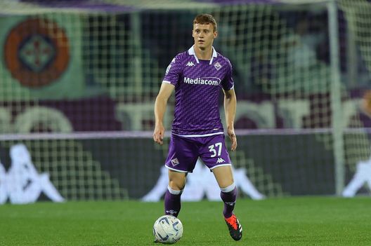FLORENCE, ITALY - APRIL 28: Pietro Comuzzo of ACF Fiorentina in action during the Serie A TIM match between ACF Fiorentina and US Sassuolo at Stadio Artemio Franchi on April 28, 2024 in Florence, Italy. (Photo by Gabriele Maltinti/Getty Images) Dietro nessun acquisto top. Serve un centrale che sappia muoversi a tre e a quattro- immagine 2