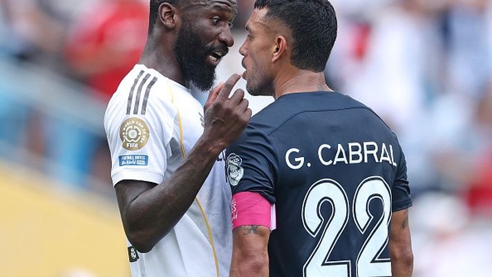 CHARLOTTE, NORTH CAROLINA - JUNE 22: Gustavo Cabral #22 of CF Pachuca reacts with Antonio Ruediger #22 of Real Madrid C. F. during an altercation in the FIFA Club World Cup 2025 group H match between Real Madrid CF and CF Pachuca at Bank of America Stadium on June 22, 2025 in Charlotte, North Carolina. (Photo by Richard Pelham/Getty Images) Real Madrid-Pachuca e gli insulti razzisti a Rudiger: l’arbitro mima il gesto della X - immagine 1