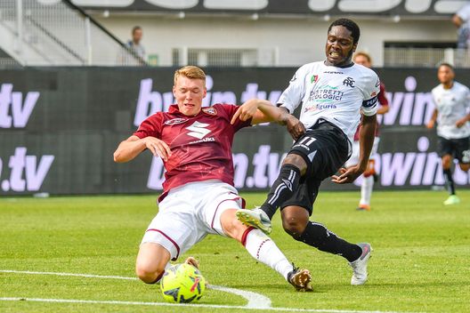 LA SPEZIA, ITALY - MAY 27: Perr Schuurs of Torino FC battles for the ball with Emmanuel Quartasin Gyasi of Spezia Calcio during the Serie A match between Spezia Calcio and Torino FC at Stadio Alberto Picco on May 27, 2023 in La Spezia, Italy. (Photo by Gabriele Maltinti/Getty Images)