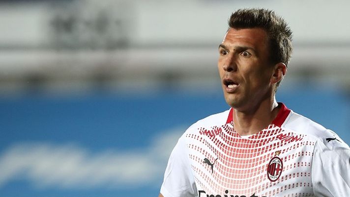 BERGAMO, ITALY - MAY 23: Mario Mandzukic of AC Milan reacts during the Serie A match between Atalanta BC and AC Milan at Gewiss Stadium on May 23, 2021 in Bergamo, Italy. Sporting stadiums around Italy remain under strict restrictions due to the Coronavirus Pandemic as Government social distancing laws prohibit fans inside venues resulting in games being played behind closed doors. (Photo by Marco Luzzani/Getty Images) Ibra-Allegri