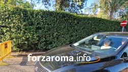 Roma, inizia il ritiro a Trigoria: Mourinho il primo ad arrivare. C’è anche Dybala