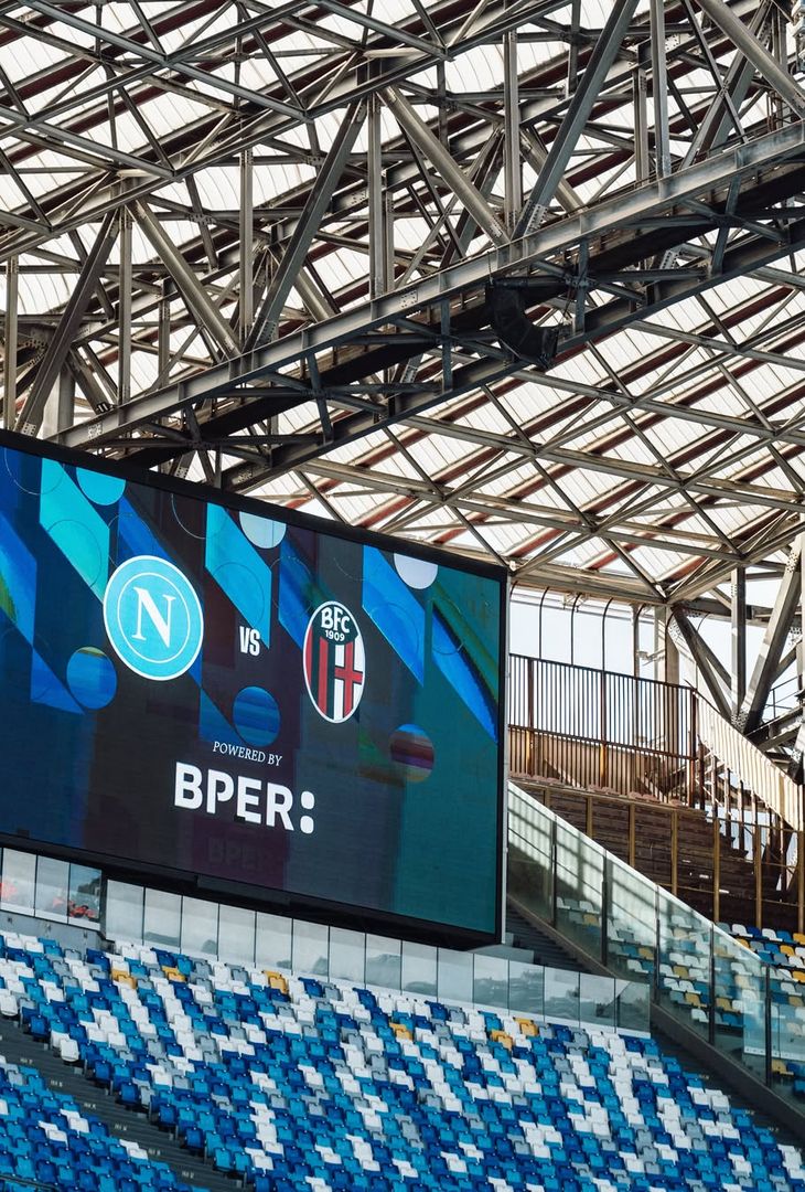 Circa un'ora e mezza separa Napoli-Bologna dal suo fischio d'inizio. In programma alle 20:45, la gara è valevole per la 36ª giornata di Serie A. Tale scontro avrà luogo sotto i riflettori dello stadio Diego Armando Maradona, di cui l'admin dei social azzurri ha pubblicato una sequenza di scatti via Instagram.