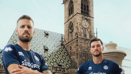 Südtirol, sulla seconda maglia le tegole del Duomo di Bolzano