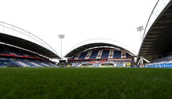(Photo by George Wood/Getty Images) Papà regala al figlio la maglia dell’Huddersfield, ma lo stemma è del Burnley…- immagine 2