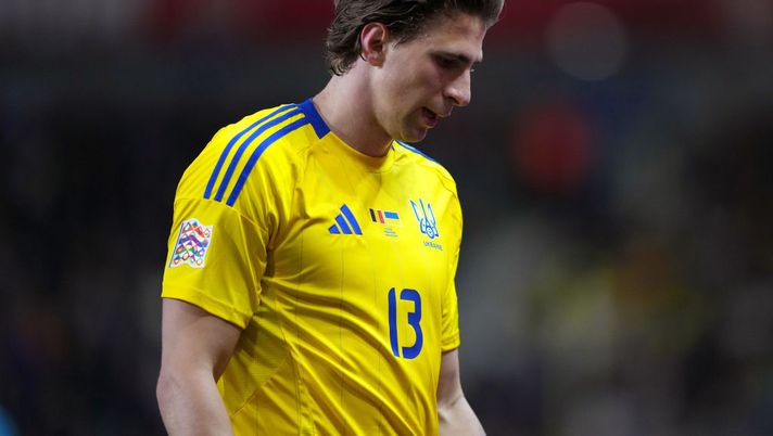 GENK, BELGIUM - MARCH 23: Illia Zabarnyi #13 of Ukraine looks on in the first half of the UEFA Nations League 2024/25 League A/B Play-offs second leg match between Belgium and Ukraine on March 23, 2025 in Genk, Belgium. (Photo by Alex Bierens de Haan/Getty Images) Ucraina-Svezia, dove vedere la partita in diretta televisiva e streaming LIVE - immagine 1