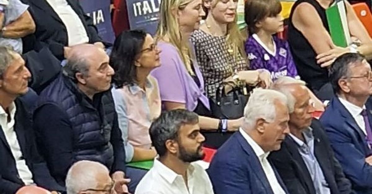 The Purple Patron: Mazzanti’s Girls and Fiorentina President Rocco Commisso at Women’s Volleyball European Championship Quarterfinals