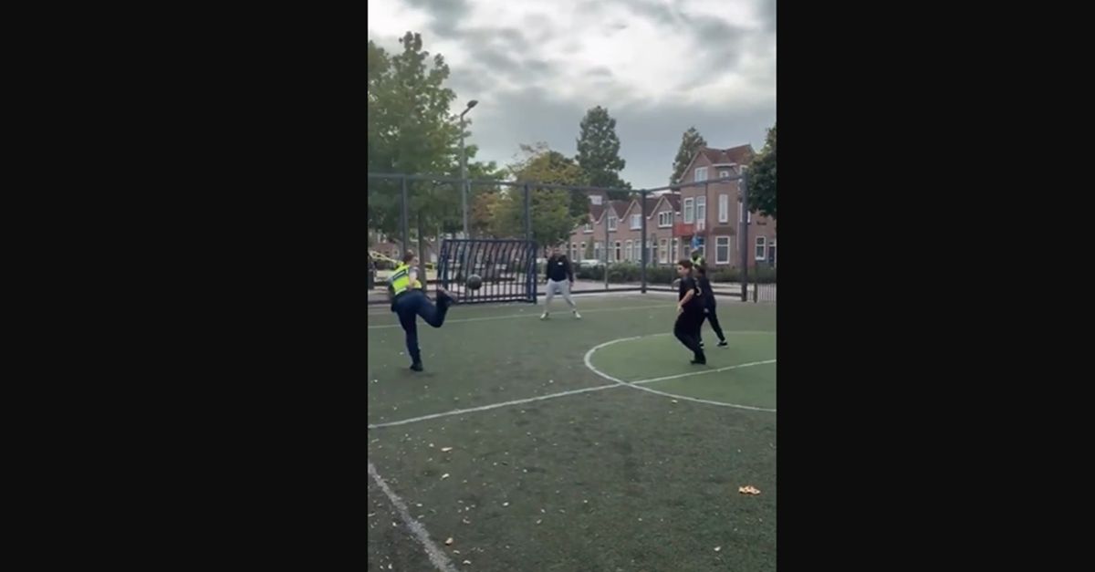 VIDEO / La polizia olandese ha segnato il gol più bello che vedrai oggi